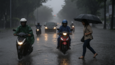 Ilustrasi Sejumlah pengendara dan pejalan kaki melintas di tengah hujan lebat di sebuah ruas jalan kota. (wawasannews)