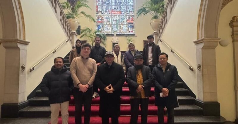 Tim Monitoring dan Evaluasi Beasiswa Indonesia Bangkit (BIB) Kemenag berfoto bersama delapan awardee S3 dari berbagai perguruan tinggi keagamaan. (Istimewa/Wawasannews)