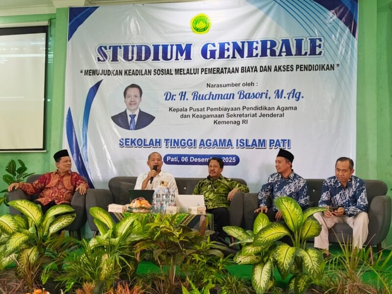 Kepala Puspenma Kemenag, Ruchman Basori, berbincang dengan jajaran pimpinan STAIP Pati sebelum penyampaian Stadium General. (Istimewa/Wawasannews)