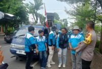 Para peserta aksi dari Serikat Pekerja melakukan long march, dengan pengawalan petugas kepolisian. (Istimewa/Wawasannews)