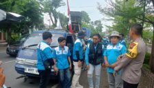 Para peserta aksi dari Serikat Pekerja melakukan long march, dengan pengawalan petugas kepolisian. (Istimewa/Wawasannews)