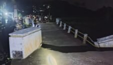 Jembatan baru di Dusun Ngijo, Desa Purwogondo, Kecamatan Boja, tampak amblas setelah fondasinya tergerus arus air pada Senin (8/12/2025) malam. (Istimewa/Wawasannews)