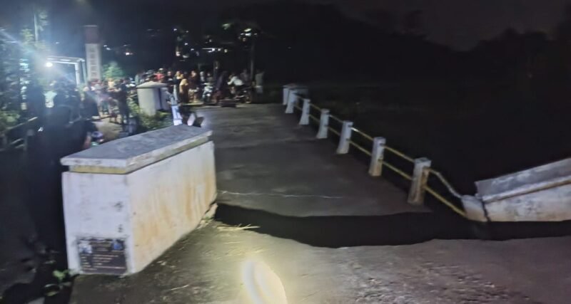 Jembatan baru di Dusun Ngijo, Desa Purwogondo, Kecamatan Boja, tampak amblas setelah fondasinya tergerus arus air pada Senin (8/12/2025) malam. (Istimewa/Wawasannews)