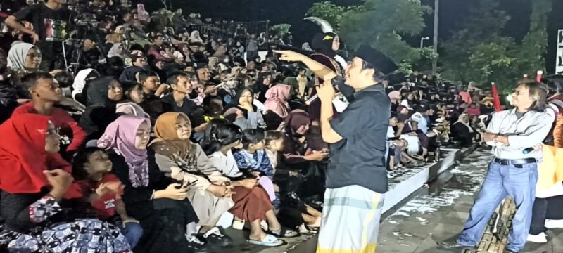 Gus Muis menyapa dan berinteraksi dengan ratusan warga saat kegiatan ngaji dan penggalangan donasi dalam aksi Pray for Sumatera di RTH Alun-alun Kaliwungu. (Istimewa/Wawasannews)