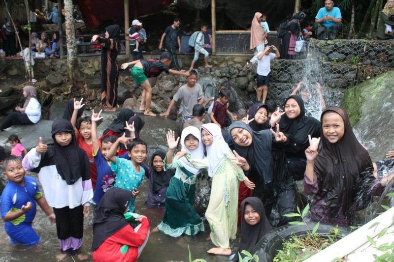 Santri Pondok Pesantren Anak-anak Nur Syahad Kebondalem tampak antusias dan bahagia saat menikmati berbagai wahana di Wisata Air Kali Kesek, Limbangan, Kamis (25/12/2025). Dok. PP Nur Syahad. (Wawasannews)