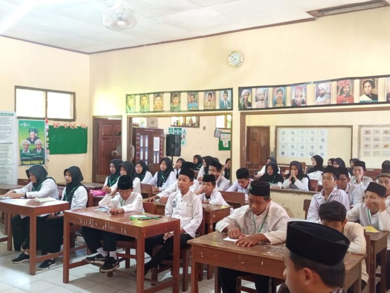 Peserta MAKESTA (Masa Kesetiaan Anggota) Mandiri PR IPNU IPPNU Desa Sukolilan tampak antusias mengikuti rangkaian materi kaderisasi di MI NU 44 Sukolilan, Kecamatan Patebon, Kabupaten Kendal, Sabtu–Minggu (27–28/12/2025). Dok pribadi pimpinan ranting. (Wawasannews)