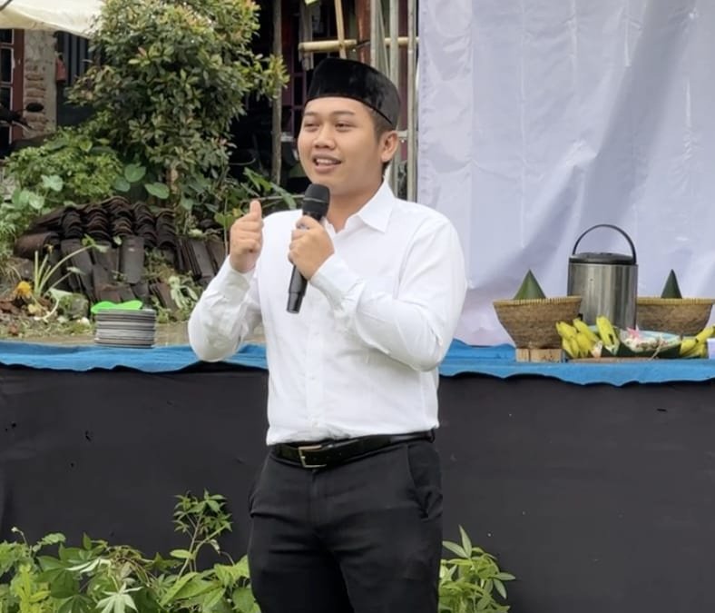 Anggota DPRD Kendal Iqbal Adila memberikan sambutan pada kegiatan Merti Tirta dalam Festival Pituturan “Banyu Kahuripan” di Plantungan, Kendal. (Istimewa/Wawasannews)
