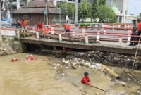 Petugas Dinas Lingkungan Hidup (DLH) Kendal bersama tim terkait membersihkan tumpukan sampah yang menyumbat aliran Sungai Kendal di bawah jembatan jalur Pantura, Selasa (30/12/2025). (Istimewa/Wawasannews)