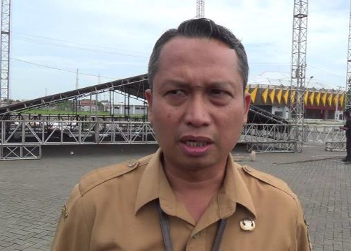 Kepala Disporapar Kendal Achmad Ircham Chalid saat meninjau kesiapan pelaksanaan kegiatan akhir tahun di Stadion Baru Kendal. (Istimewa/Wawasannews)