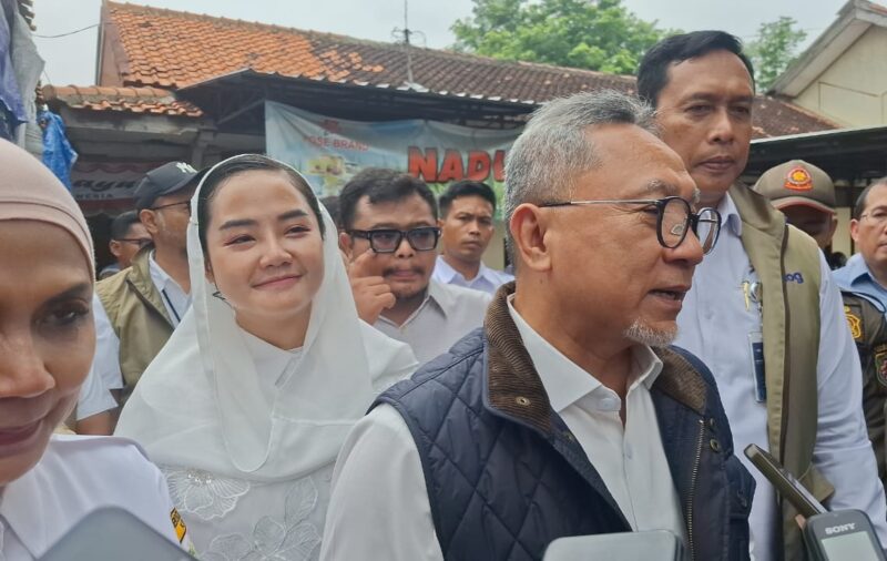 Menteri Koordinator Bidang Pangan RI Zulkifli Hasan (Zulhas) saat meninjau langsung harga dan stok kebutuhan pokok di Pasar Tradisional Kendal, Rabu (31/12/2025). Hasil pemantauan menunjukkan harga pangan di Kendal relatif stabil dan termasuk yang terendah secara nasional. (Istimewa/Wawasannews)