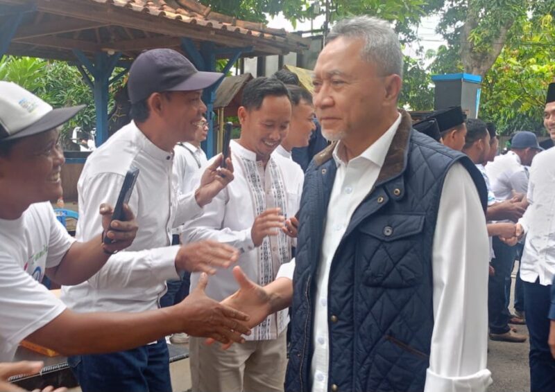 Menteri Koordinator Bidang Pangan RI Zulkifli Hasan (Zulhas) berdialog dengan warga Desa Mororejo, Kecamatan Kaliwungu, Kabupaten Kendal, Rabu (31/12/2025), usai melakukan sidak harga pangan dan membagikan paket sembako kepada masyarakat. (Istimewa/Wawasannews)