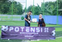 Perwakilan panitia menyerahkan piala juara Potensi Cup 2025 kepada Assalam SC. Klub pemuda asal Kebonharjo, Kendal, tersebut tampil solid sepanjang turnamen mini soccer yang digelar mahasiswa Unwahas Semarang. Dok pribadi. (Wawasannews)