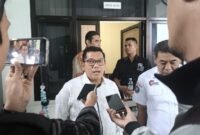 Ketua DPRD Kendal Mahfud Sodiq memberikan keterangan kepada wartawan usai menerima perwakilan Dewan Buruh Kabupaten Kendal di ruang kerjanya, (1/12/25). Dok pribadi. (Wawasannews)