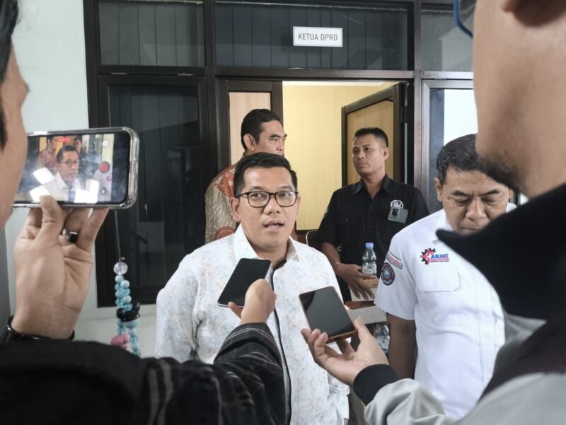 Ketua DPRD Kendal Mahfud Sodiq memberikan keterangan kepada wartawan usai menerima perwakilan Dewan Buruh Kabupaten Kendal di ruang kerjanya, (1/12/25). Dok pribadi. (Wawasannews)