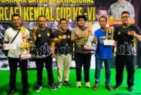 Ketua DPRD Kendal, Mahfud Sodiq bersama Ketua Percasi Kendal dan peraih juara (Doc. Istimewa - Wawasannews)