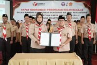 Ketua Bawaslu Kendal Hevy Indah Oktaria (kiri) bersama Ketua Kwarcab Kendal Kak Mahfud Sodiq (kanan) menunjukkan dokumen kerja sama usai pelantikan Majelis Pembimbing dan Pimpinan Saka Adhyasta Pemilu Kendal di Tirto Arum Kendal, Rabu (3/12/2025). Dok pribadi. (Wawasannews)