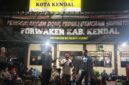 Aksi solidaritas Forwaken dan Polres Kendal: galang dana lewat live music akustik untuk korban bencana di Sumatra dan Aceh. (Istimewa/wawasannews)