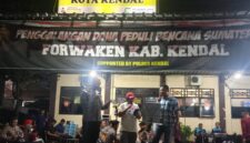 Aksi solidaritas Forwaken dan Polres Kendal: galang dana lewat live music akustik untuk korban bencana di Sumatra dan Aceh. (Istimewa/wawasannews)