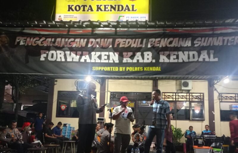 Aksi solidaritas Forwaken dan Polres Kendal: galang dana lewat live music akustik untuk korban bencana di Sumatra dan Aceh. (Istimewa/wawasannews)