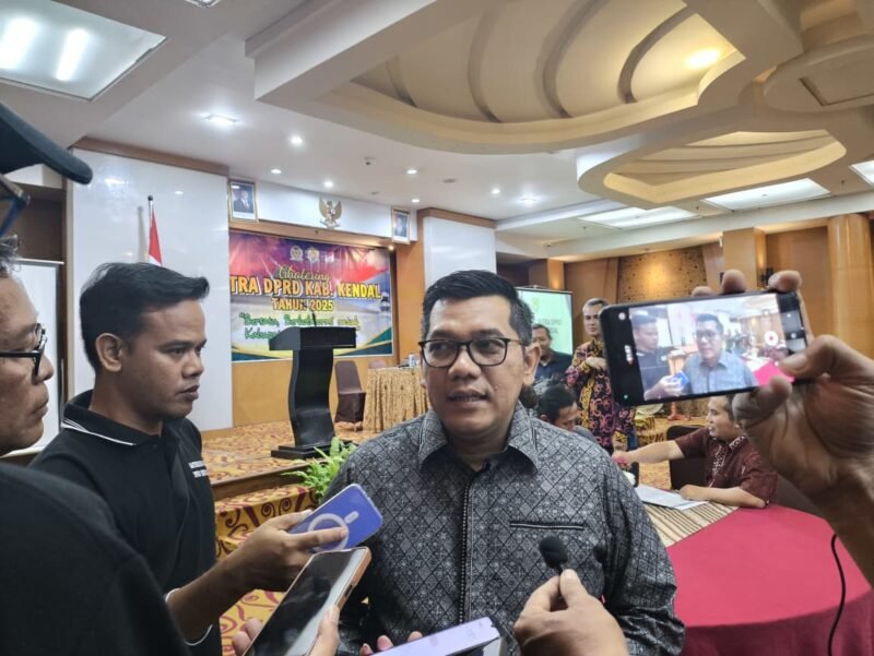 Ketua DPRD Kendal Mahfud Sodiq memberikan keterangan kepada wartawan usai kegiatan Gathering Mitra DPRD Kabupaten Kendal Tahun 2025 Sabtu (6/12/2025). Dok pribadi. (Wawasannews)