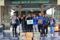 Kapolres Kendal bersama pengurus dan anggota Forum Wartawan Kendal (Forwaken) berfoto bersama usai menyerahkan secara simbolis donasi Rp26.805.000 beserta bantuan logistik dalam kardus kepada LazisMU untuk korban banjir bandang di Sumatra. (istimewa/Wawasannews)