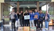 Kapolres Kendal bersama pengurus dan anggota Forum Wartawan Kendal (Forwaken) berfoto bersama usai menyerahkan secara simbolis donasi Rp26.805.000 beserta bantuan logistik dalam kardus kepada LazisMU untuk korban banjir bandang di Sumatra. (istimewa/Wawasannews)