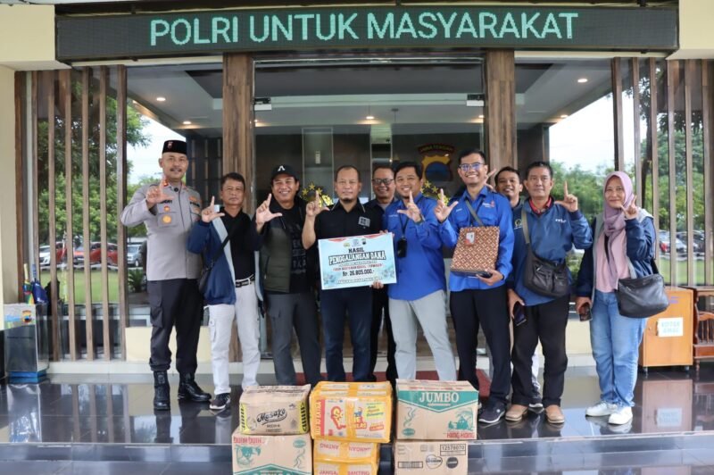 Kapolres Kendal bersama pengurus dan anggota Forum Wartawan Kendal (Forwaken) berfoto bersama usai menyerahkan secara simbolis donasi Rp26.805.000 beserta bantuan logistik dalam kardus kepada LazisMU untuk korban banjir bandang di Sumatra. (istimewa/Wawasannews)