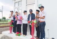 Bupati Kendal bersama jajaran Dishub, perwakilan PT KAI, dan pemerintah desa saat peresmian Pos Jaga serta Palang Pintu Perlintasan Sebidang JPL 54 di Desa Purworejo, Kecamatan Ringinarum, Rabu (10/12/2025). (Istimewa/Wawasannews)