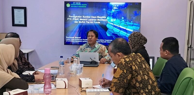 Kepala Puspenma Setjen Kemenag, Ruchman Basori, memaparkan program pembiayaan pendidikan seperti Beasiswa Indonesia Bangkit dan MoRA The Air Funds dalam diskusi terbatas bersama pimpinan FISIP UIN Sunan Ampel Surabaya di Kampus Gunung Anyar, Kamis (11/12/2025). (Istimewa/Wawasannews)
