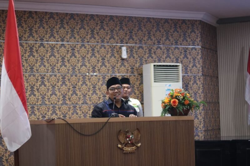 Ketua DPRD Kendal Mahfud Sodiq menyampaikan motivasi kepada kader saat Bimtek SIPADU dan penguatan komisariat PW IPNU-IPPNU Jawa Tengah di Gedung Paripurna DPRD Kendal, Sabtu (13/12/2025). Dok pribadi. (Wawasannews)