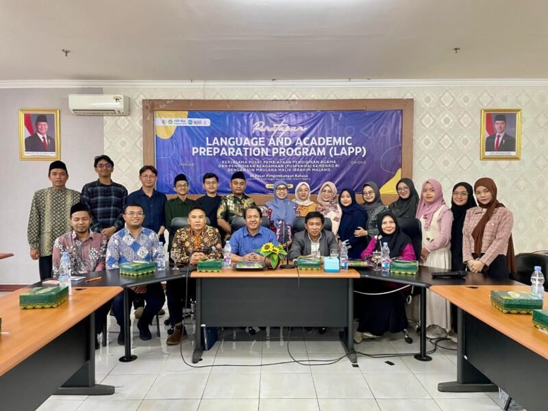 Peserta LAPP Beasiswa Indonesia Bangkit Kemenag berfoto bersama usai penutupan kegiatan di UIN Maulana Malik Ibrahim Malang. (Istimewa/Wawasannews)