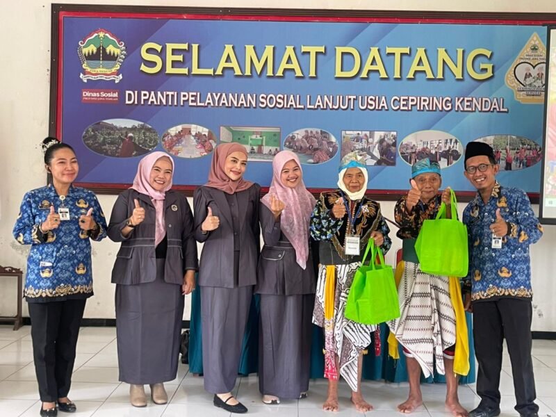 Ketua IKD Kendal, Mufaidah, didampingi Pengurus IKD Kendal serta Kepala PPSLU Cepiring, menyerahkan bantuan sosial secara simbolis kepada salah satu lansia di PPSLU Cepiring, Kendal  (Wawan/Wawasannews)