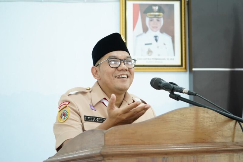 Ketua Kwartir Cabang (Ka Kwarcab) Pramuka Kendal, Kak Mahfud Sodiq, menyampaikan sambutan dan arahan saat pelantikan pengurus Kwartir Ranting (Kwaran) Pramuka Patebon di Aula Kecamatan Patebon, Kabupaten Kendal, Rabu (17/12/2025). Dok pribadi. (Wawasannews)