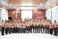 foto bersama usai penyerahan piala di SMA Negeri 1 Sukorejo, Senin (15/12/2025). (wawasannews)