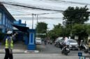 Petugas Satlantas Polres Kendal saat mengatur arus lalu-lintas di depan Masjid Mujahidin Kendal (Istimewa/Wawasannews)