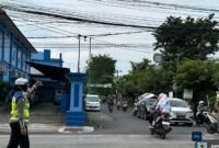 Petugas Satlantas Polres Kendal saat mengatur arus lalu-lintas di depan Masjid Mujahidin Kendal (Istimewa/Wawasannews)
