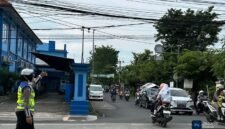 Petugas Satlantas Polres Kendal saat mengatur arus lalu-lintas di depan Masjid Mujahidin Kendal (Istimewa/Wawasannews)