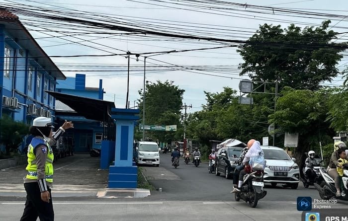 Petugas Satlantas Polres Kendal saat mengatur arus lalu-lintas di depan Masjid Mujahidin Kendal (Istimewa/Wawasannews)