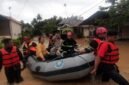 Personel BPBD tengah mengevakuasi warga dengan perahu karet saat banjir melanda. (Istimewa/Wawasannews)
