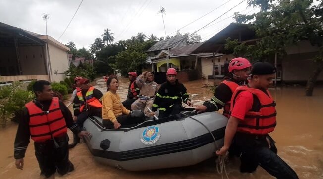 Personel BPBD tengah mengevakuasi warga dengan perahu karet saat banjir melanda. (Istimewa/Wawasannews)
