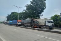 Deretan truk angkutan barang melintas di jalur Pantura Kendal, Jawa Tengah, jelang pemberlakuan pembatasan operasional selama libur Natal 2025 dan Tahun Baru 2026. (Istimewa/Wawasannews)