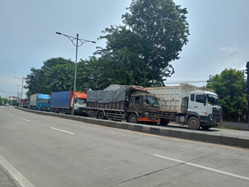 Deretan truk angkutan barang melintas di jalur Pantura Kendal, Jawa Tengah, jelang pemberlakuan pembatasan operasional selama libur Natal 2025 dan Tahun Baru 2026. (Istimewa/Wawasannews)