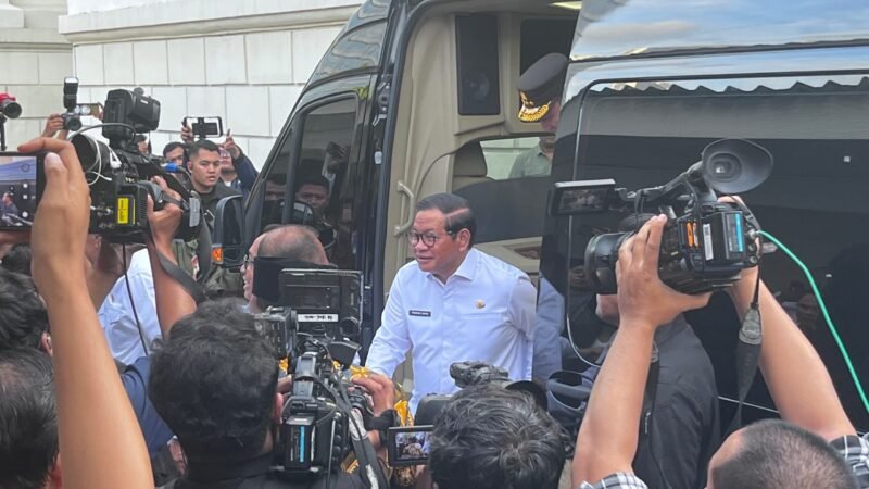 Gubernur DKI Jakarta memberikan keterangan kepada awak media usai mengumumkan penetapan UMP Jakarta 2026 di Balai Kota Jakarta, Rabu (24/12/2025). (Istimewa/Wawasannews)