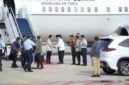 Wakil Presiden Gibran Rakabuming Raka tiba di Bandara Internasional Minangkabau, Sumatra Barat, Kamis (4/12/2025), disambut Gubernur Sumbar Mahyeldi Ansyarullah dan jajaran pemerintah daerah dan unsur TNI AU. (Istimewa/Wawasannews)