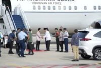 Wakil Presiden Gibran Rakabuming Raka tiba di Bandara Internasional Minangkabau, Sumatra Barat, Kamis (4/12/2025), disambut Gubernur Sumbar Mahyeldi Ansyarullah dan jajaran pemerintah daerah dan unsur TNI AU. (Istimewa/Wawasannews)