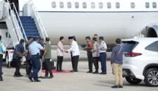 Wakil Presiden Gibran Rakabuming Raka tiba di Bandara Internasional Minangkabau, Sumatra Barat, Kamis (4/12/2025), disambut Gubernur Sumbar Mahyeldi Ansyarullah dan jajaran pemerintah daerah dan unsur TNI AU. (Istimewa/Wawasannews)