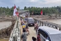 Salah satu jembatan Bailey yang dibangun Kementerian PU tampak telah beroperasi dan dimanfaatkan warga untuk beraktivitas sehari-hari di wilayah terdampak bencana. (Istimewa/Wawasannews)