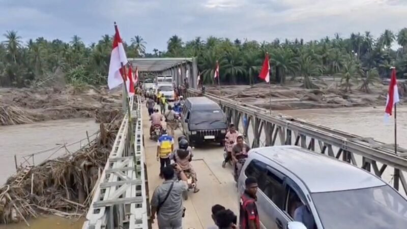 Salah satu jembatan Bailey yang dibangun Kementerian PU tampak telah beroperasi dan dimanfaatkan warga untuk beraktivitas sehari-hari di wilayah terdampak bencana. (Istimewa/Wawasannews)