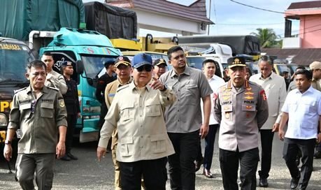 Kapolri Jenderal Sigit mendampingi Presiden Prabowo Subianto di Tapanuli Tengah, Sumut, Senin (1/12/2025). (Istimewa/Wawasannews)