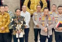 Kapolri Jenderal Polisi Listyo Sigit Prabowo bersama Menteri Kehutanan Raja Juli Antoni dalam konferensi pers di Mabes Polri, Jakarta. (Istimewa/Wawasannews)